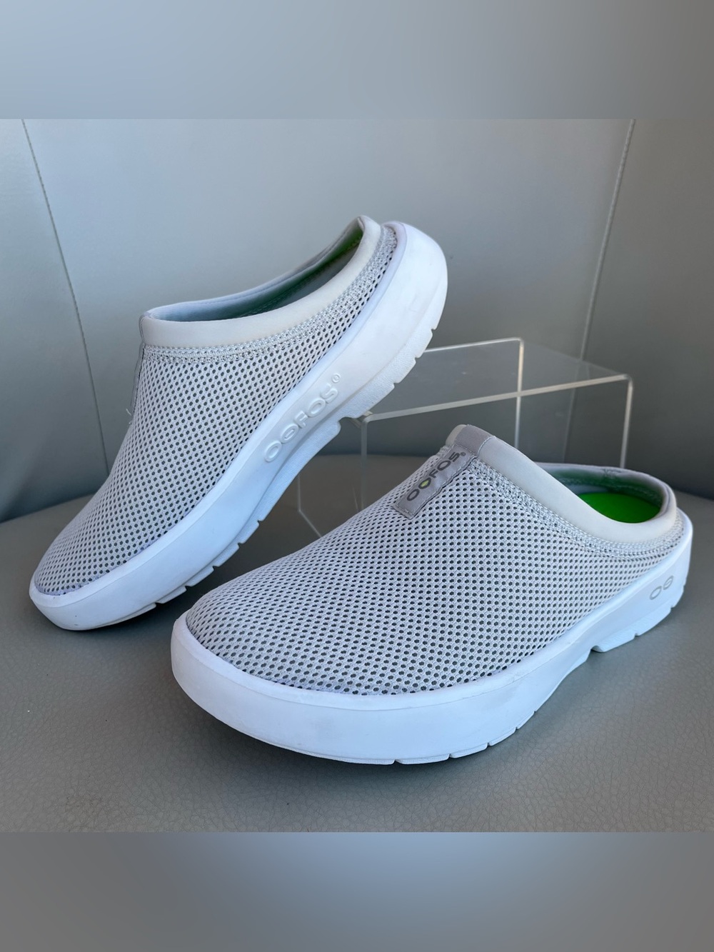 OOFOS Oocoozie Mule Shoes Slip On Mesh Sz 6.5 Gray White Recovery Comfort